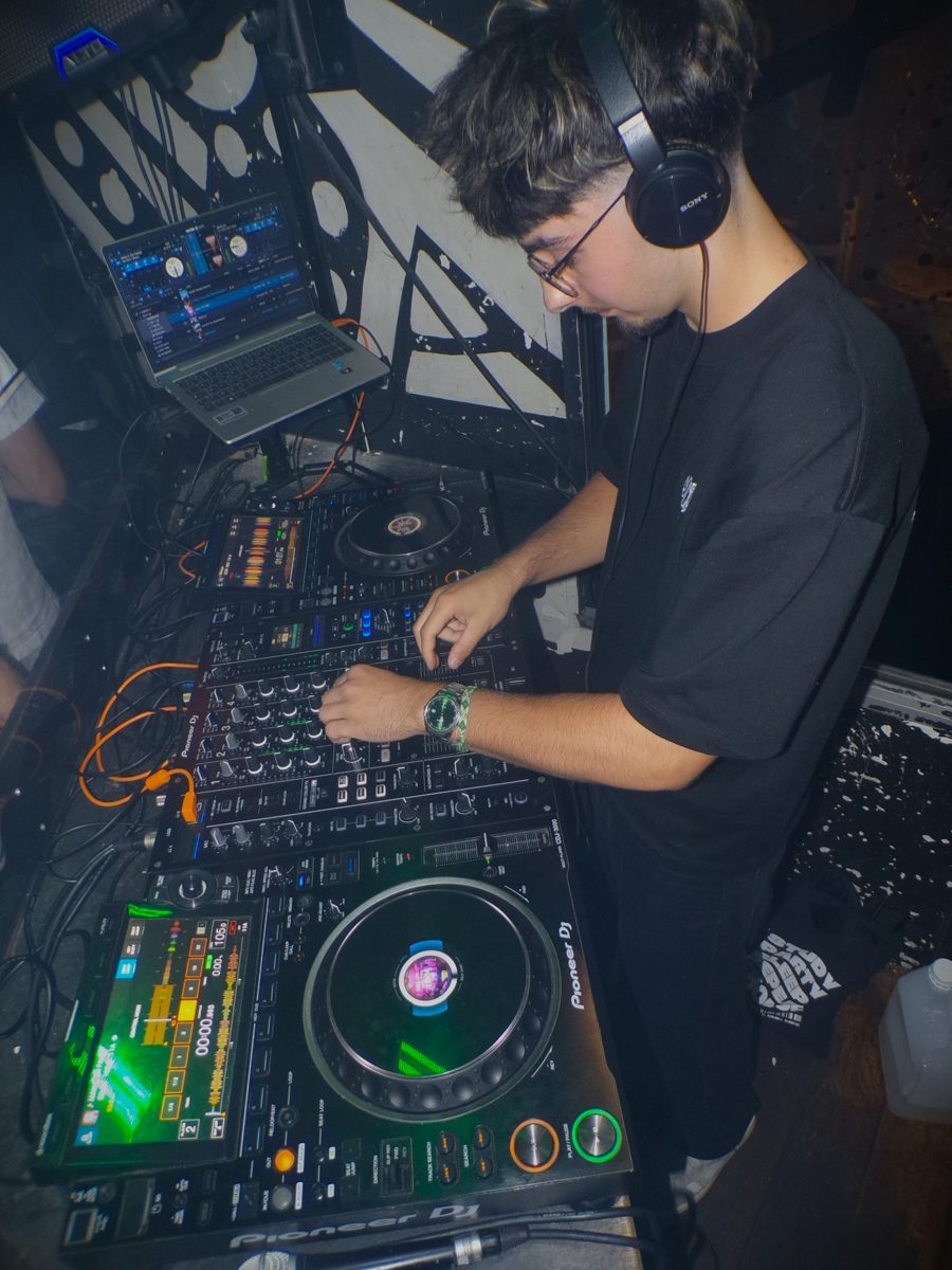 AIDN aux platines, casque sur les oreilles